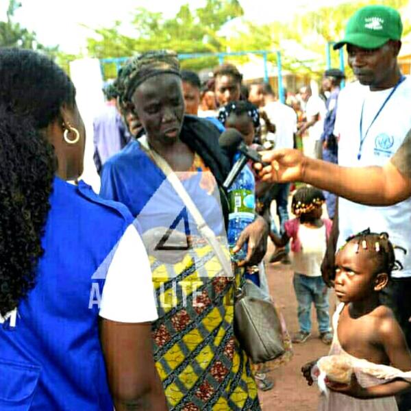 A Kamako, l'OIM distribue les repas d'urgence aux congolais refoulés d'Angola (Photo Sosthène Kambidi/ACTUALITE.CD)