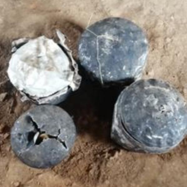 Bombes artisanales et de leurs éléments découverts par des agriculteurs et des militaires FARDC à Kainama en février et avril 2021