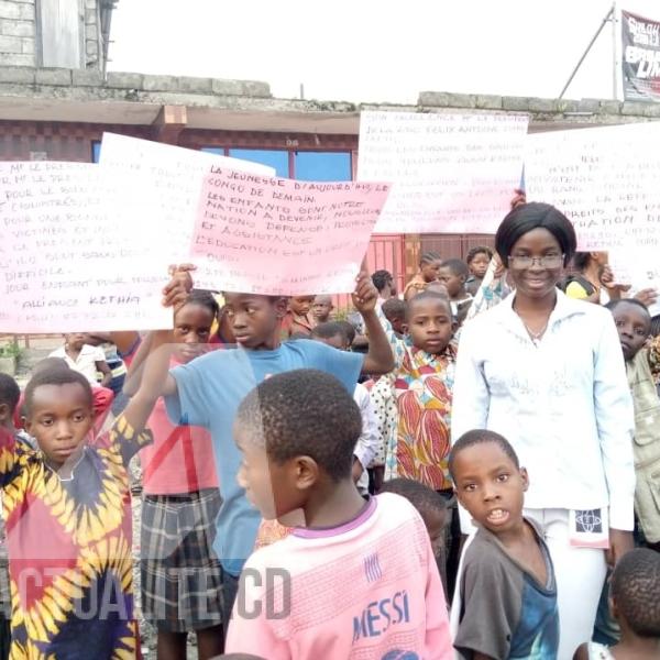 Les enfants sinistrés cantonnés à Sake reclamant leur retour à l'école/Ph. ACTUALITE.CD