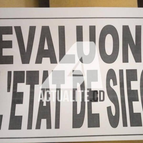 Affiche à l'Assemblée nationale exigeant l'évaluation de l'état de siège en Ituri et au Nord-Kivu