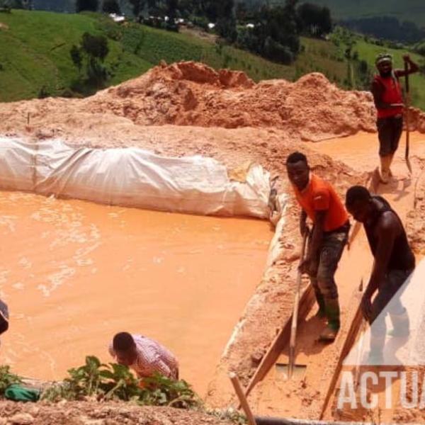 Creuseur artisanaux dans une carrière d'or dans l'est du pays