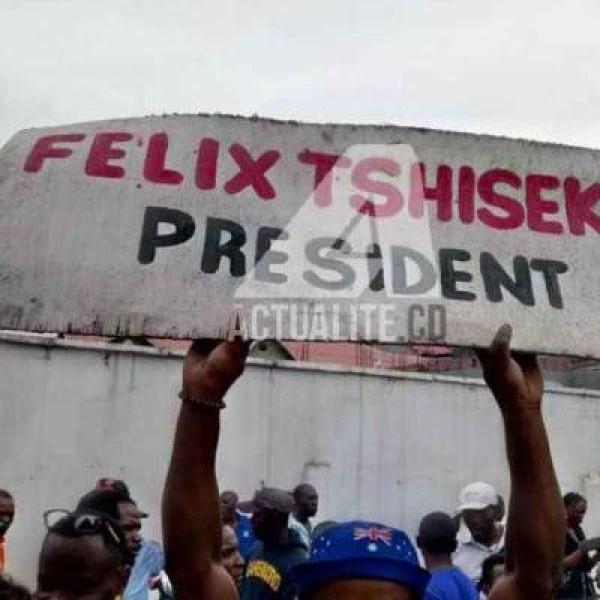 Les militants UDPS brandissant un calicot de soutien à Tshisekedi