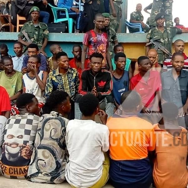 Les miliciens Mobondo lors du procès au stade du 30 juin à Kikwit 