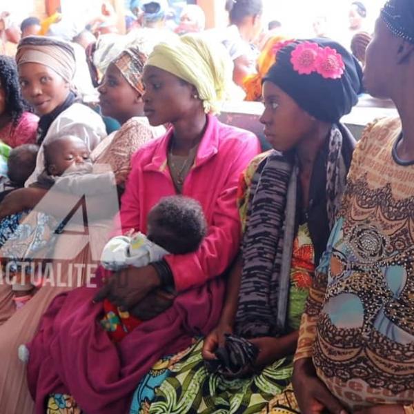 Femmes et bébés dans un centre de prise en charge de malnutrition à Kaniola 