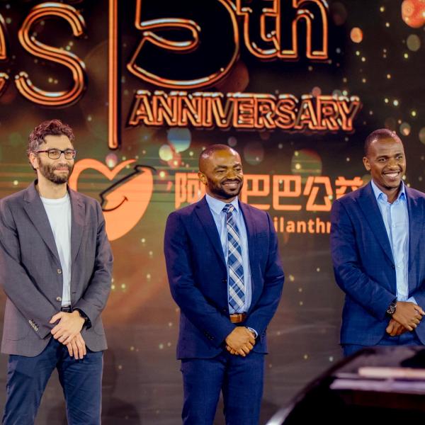 Ikpeme Neto, 1er prix ABH 2023 (au milieu), Thomas Njeru, 2e prix ( à sa gauche) et Ayman Bazaraa, 3e prix ( à sa droite) 