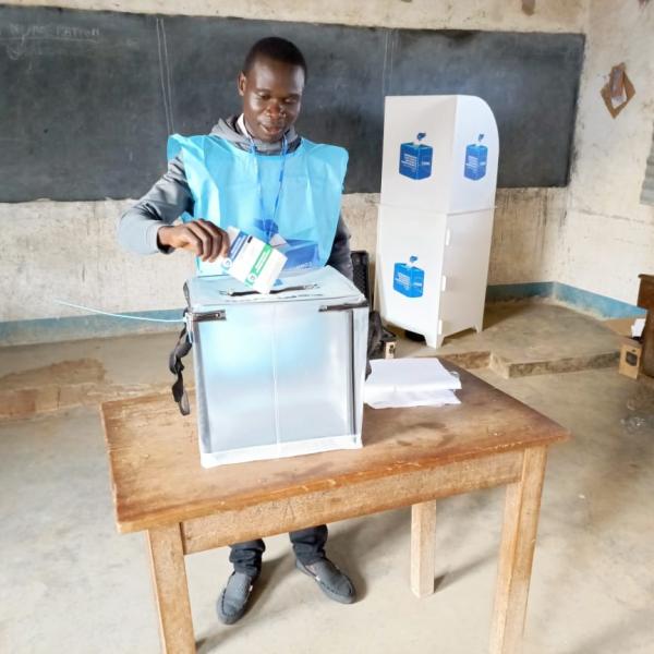 Un agentd e la CENI vote dans un bureau au centre Epo Ville à Bunia