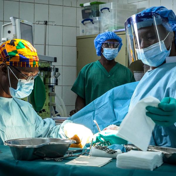 L'équipe chirurgicale du CICR et de l'hôpital CBCA Ndosho, à Goma, opère un blessé par arme. Photo Jonathan Busasi/ CICR