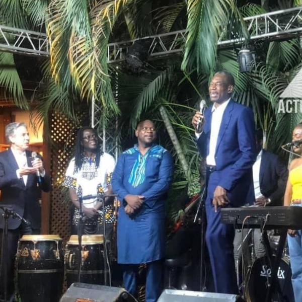 Mutombo Dikembe s'exprimant devant quelques artistes lors de la visite d’Anthony Blinken à Kinshasa, août 2022