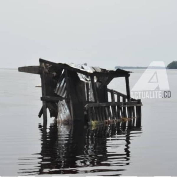 Vestiges de l'embarcation naufragée du 17 décembre 2024 au port d'Isongo sur le lac Mai-Ndombe
