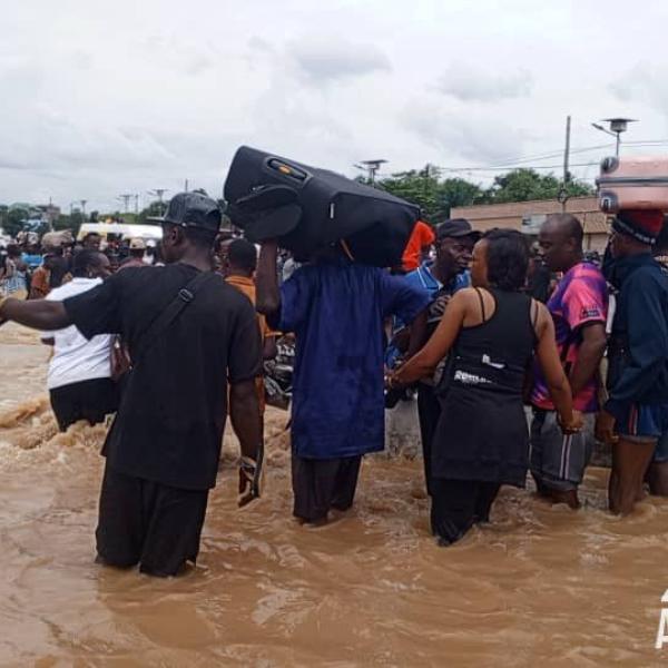 © ACTUALITE.CD - Dégâts matériels et humains après les pluies torrentielles à Kinshasa, avril 2025.