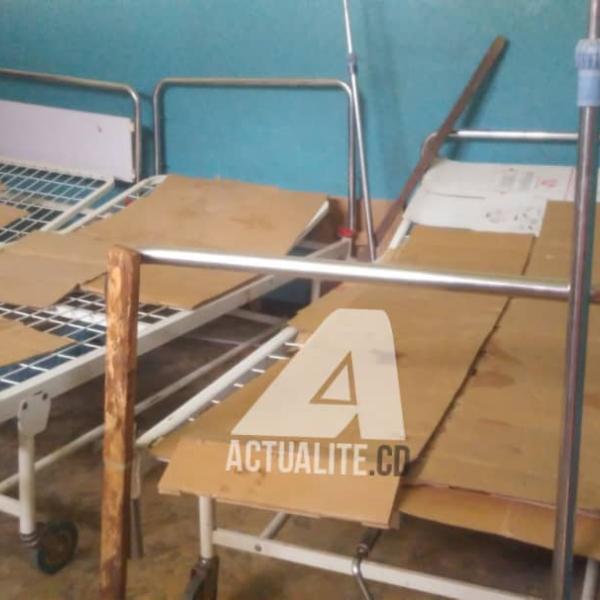 Des lits restés sans matelas au centre de santé de Mutakato 