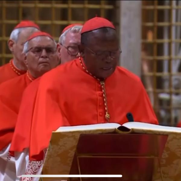 Fridolin cardinal Ambongo, en train de prêter serment lors du conclave qui a élu le pape Léon XIV. Mercredi 7 mai 2025/Capture d'écran