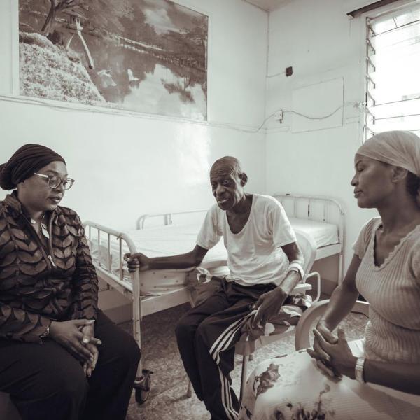 Pascal Poba avec la ministre Elebe