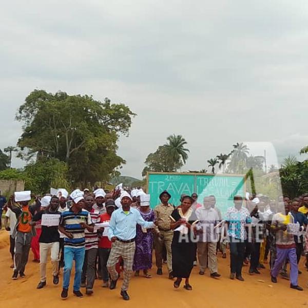 des enseignants manifestants à Popokabaka