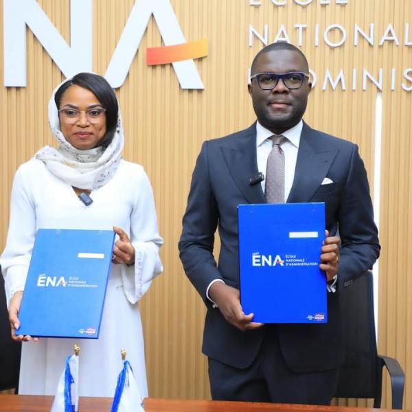 Les directeurs généraux de l'ARE et de l'ENA arborant le Protocole d'accord à l'issue de la cérémonie de signature mardi 20 mars 2026, à Kinshasa