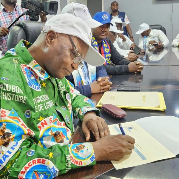 Norbert Basengezi lors du dépôt de sa candidature à l'USN pour le poste de deuxième Vice-président de la CENI 