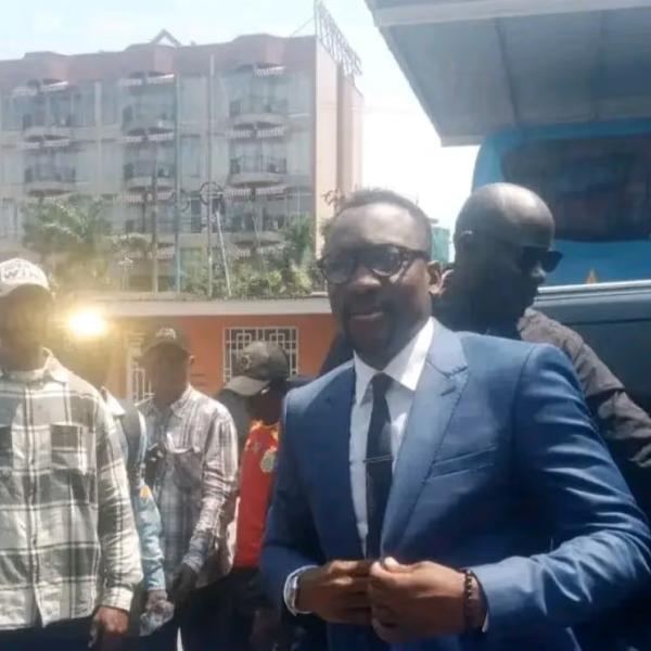 Shabani Nonda lors du dépot de sa candidature comme président de la FECOFA 