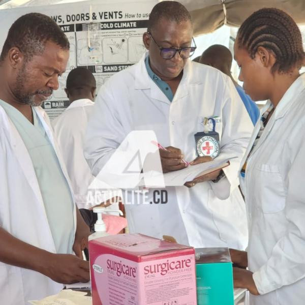 L'équipe médicale au chevet des blessés à l'hôpital général de référence de Fizi