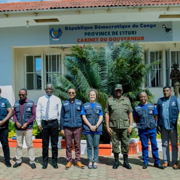 Anne Ancia, représentante pays intérimaire de l’OMS en RDC chez le lieutenant-général Johnny Luboya, gouverneur militaire de l’Ituri