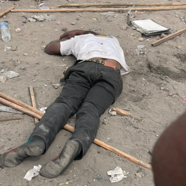 Un militant au sol