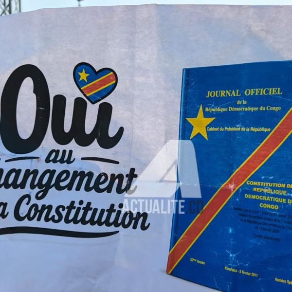 Une affiche de campagne pour le changement de constitution 