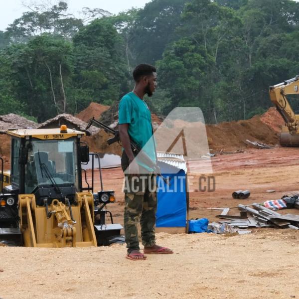 Un milicien Simba sur le ite d'exploitation 