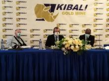 Mr Mark Bristow, Président directeur général de Barrick, au centre, et à sa gauche, Mr Cyrille Mutombo, DG de Kibali Gold en RDC