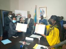 La délégation EquityBCDC et la directrice du FNPSS lors de la signature du protocole d'accord sous la supervision du ministre des Affaires sociales, AH et SN. Ph. ACTUALITE.CD